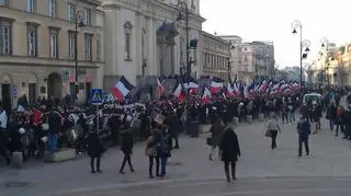 Kibice Polonii idą przez miasto