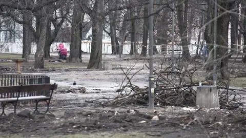 Ogród Krasińskich. Spacerują po zamkniętym parku
