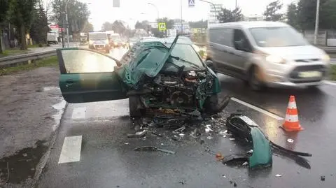 Peugeot zderzył się z autobusem na Trakcie Brzeskim