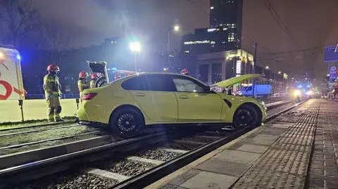 Luksusowym autem zjechał na torowisko. Nieprzytomny kierowca trafił do szpitala