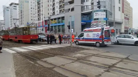 Tramwaj potrącił człowieka na Bródnie. Przechodził o kulach na czerwonym?