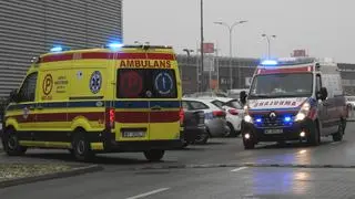 Interwencja służb na parkingu przed centrum handlowym w Markach