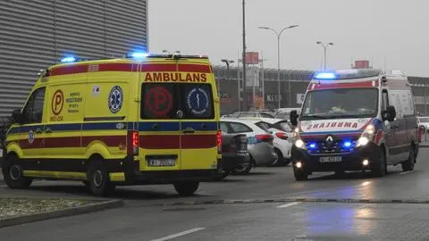 Interwencja służb na parkingu przed centrum handlowym w Markach