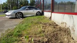 Uszkodzone porsche przy Fieldorfa