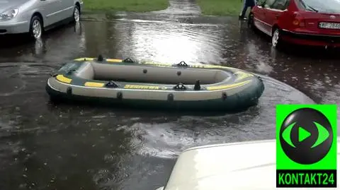 Ponton płynie ulicą. "Nowy środek lokomocji"