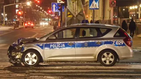 Kolizja w centrum: policjant z mandatem