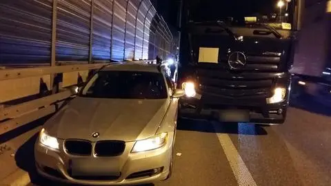 S8: auto zepchnięte na barierki
