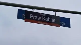 Tabliczka "Rondo Praw Kobiet" zawisła podczas protestu organizowanego przez Ogólnopolski Strajk Kobiet 