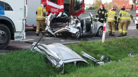 "Auto zatrzymało się przed przejściem, uderzył w nie tir". Wypadek na krajowej "siódemce"
