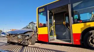 Zderzenie auta osobowego i autobusu przy Dworcu Zachodnim