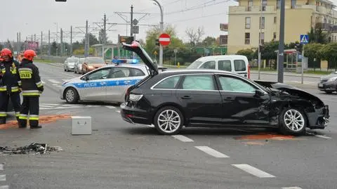Bemowo: po zderzeniu samochody stanęły w poprzek