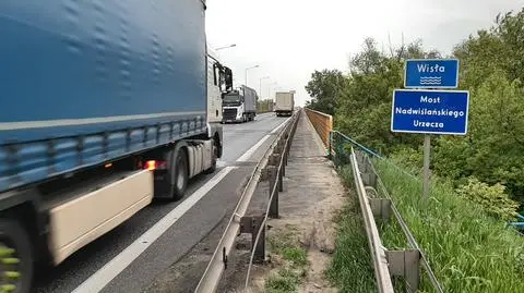Kolizja na moście w Górze Kalwarii. Zderzyły się laweta i ciężarówka