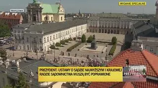 Protestujący przed pałacem