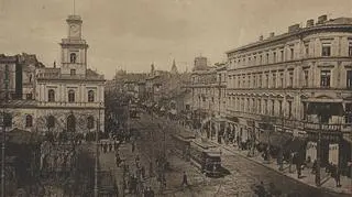 Skrzyżowanie Marszałkowskiej i Alei Jerozolimskich. Po lewej Dworzec Wiedeński - dziś znajduje się tam "patelnia" przy stacji metra Centrum (foto wykonano najprawdopodobniej w latach 10. XX w)/Biblioteka Narodowa (POLONA)