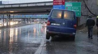 Samochód utknął w dziurze w chodniku