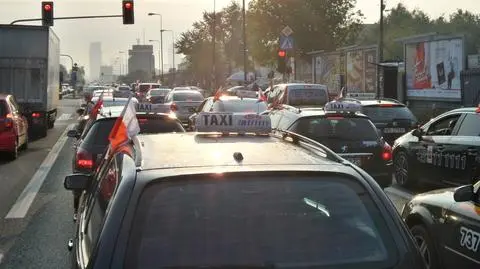 Mandaty dla 12 taksówkarzy za tamowanie ruchu 