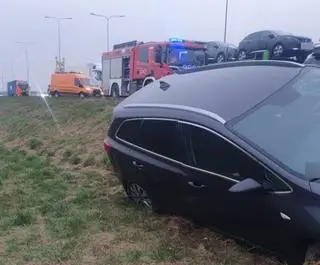 Auto wypadło z jezdni na Południowej Obwodnicy Warszawy