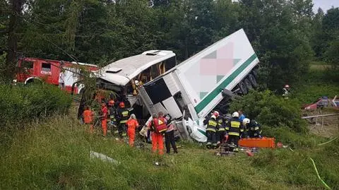 Zarzuty za spowodowanie wypadku szkolnego autobusu z tirem