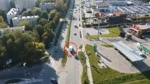 Kierowca auta dostawczego wyprzedzał na przejściu dla pieszych. Nie wiedział o dronie