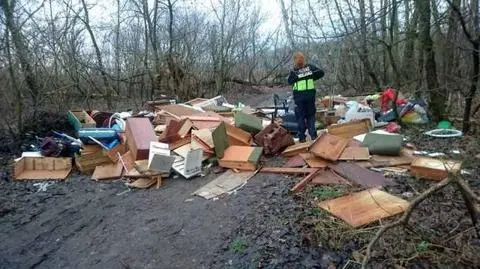 Ktoś wyrzucił śmieci do lasku. Były tam też dokumenty, które mogą doprowadzić do sprawcy