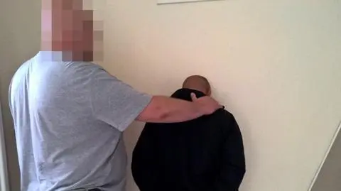 Podpalił przewód z gazem, rzucił się na policjantów