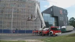 Zasłabł na budowie. Ewakuacja z dachu budynku