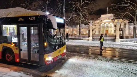 Autobus zablokował ruch przed Belwederem. Tym razem winny śnieg