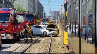 Zderzenie auta i dwóch tramwajów w alei "Solidarności"