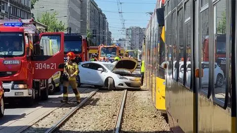 Zderzenie auta i dwóch tramwajów w alei "Solidarności"