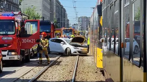 Auto uderzyło w dwa tramwaje w alei "Solidarności". Kilka linii kursowało na objazdach