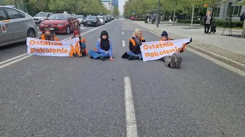 Aktywiści przykleili się do asfaltu w centrum Warszawy