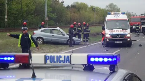 Czołowe zderzenie citroena i forda. Dwie osoby ranne