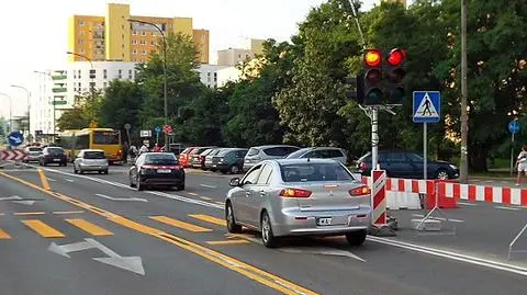 Budują tramwaj na Tarchomin. "Kierowcy jeżdżą na czerwonym" 