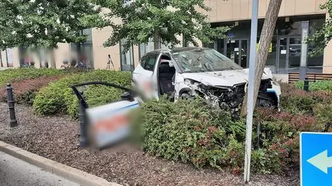 Pościg za pijanym kierowcą. "Auto koziołkowało, uszkodziło latarnie i słupki"