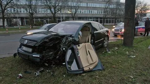 Autobus "zepchnął" volkswagena na latarnię