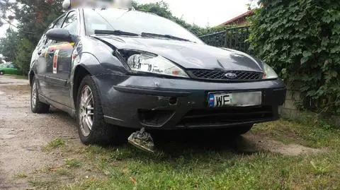 Kolizja i policyjny pościg za pijanym taksówkarzem