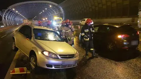 Auta zawisły na barierkach na S8. Na miejscu lądował śmigłowiec LPR