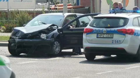 Wypadek na Bielanach. "Posypały się części, wyciekły płyny"