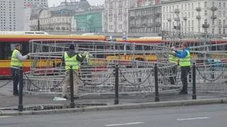 Montaż świątecznych choinek