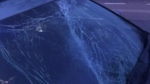 Lód spadający z naczepy uszkodził auto osobowe
