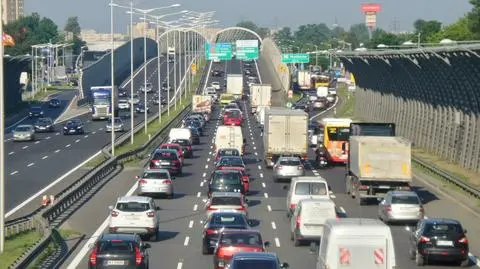 Poranne utrudnienia na S8. Zepsuta ciężarówka i kolizja dwóch aut