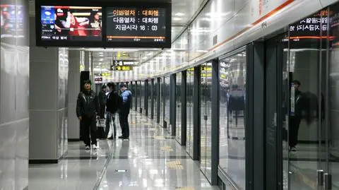 Koreańskie inspiracje radnych. Proponują szklane śluzy w metrze