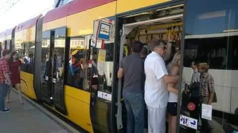 Tłok w tramwajach. W autobusach wolne miejsca