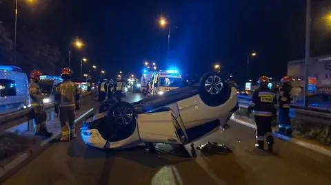 Samochód na dachu w alei Prymasa Tysiąclecia. Policja: kierowca miał ponad dwa promile