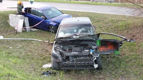 Wypadek w Alejach Jerozolimskich. Auta wpadły do rowu