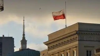 Flaga opuszczona do połowy masztu