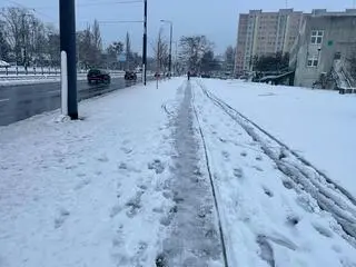 Zaśnieżony chodnik na Bemowie