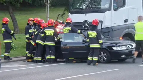 Zderzenie ciężarówki z kabrioletem na Wisłostradzie