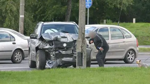 Wjechał w BMW, zatrzymał się na latarni