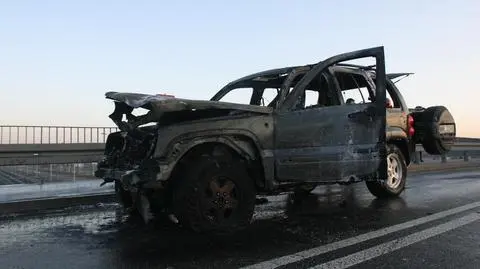 Spłonął jeep na wiadukcie nad Trasą Toruńską